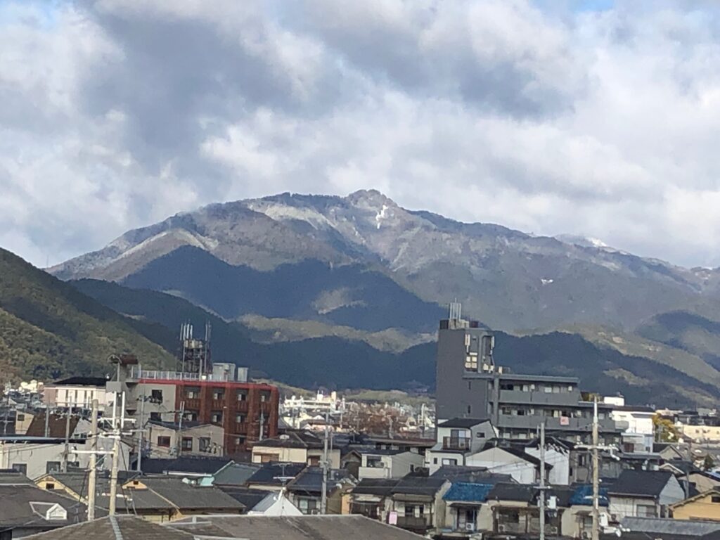 雪の山